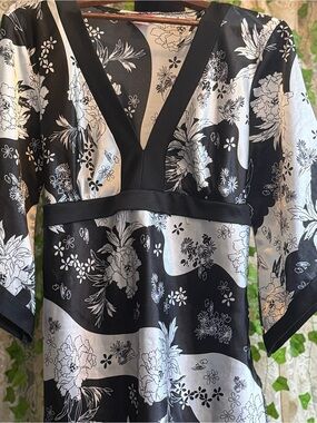 She Scool Women’s XL Black White Floral V Neck Tunic Blouse Bell Sleeve